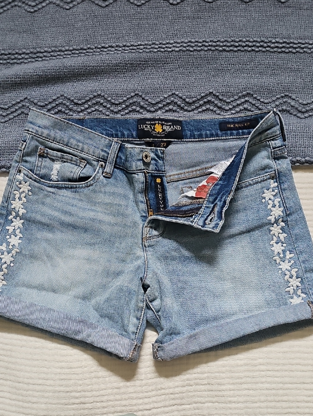 Lucky Brand "The Roll Up"Light Blue Denim Shorts White Floral Embroidery Size 4